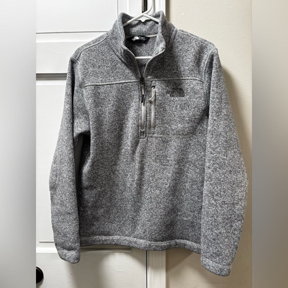 The North Face Men’s 1/4 Zip Pullover Fleece in Heather Gray. Size M